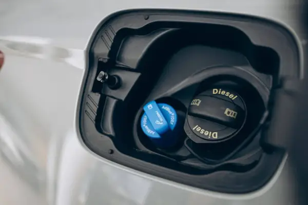 Tapa del depósito de AdBlue y diésel de un Peugeot 3008. Si tienes un problema depósito AdBlue Peugeot 3008, revisa estas tapas.