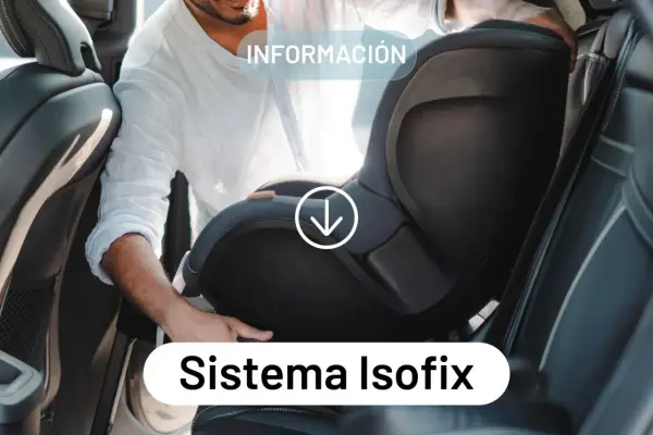 Hombre instalando silla infantil en coche. Aprende qué es el sistema Isofix activa o pasiva para mayor seguridad.