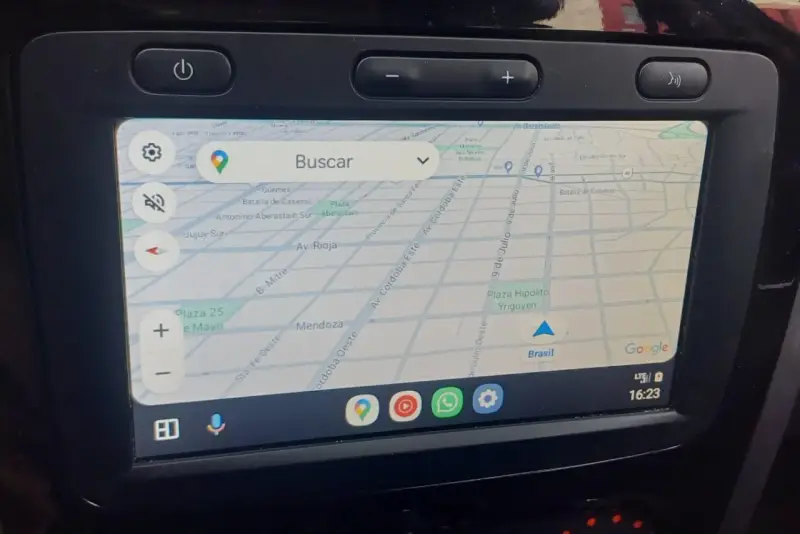 Pantalla de navegación de un coche con Google Maps. La evolución de la media nav permite ver el mapa y acceder a apps como WhatsApp.